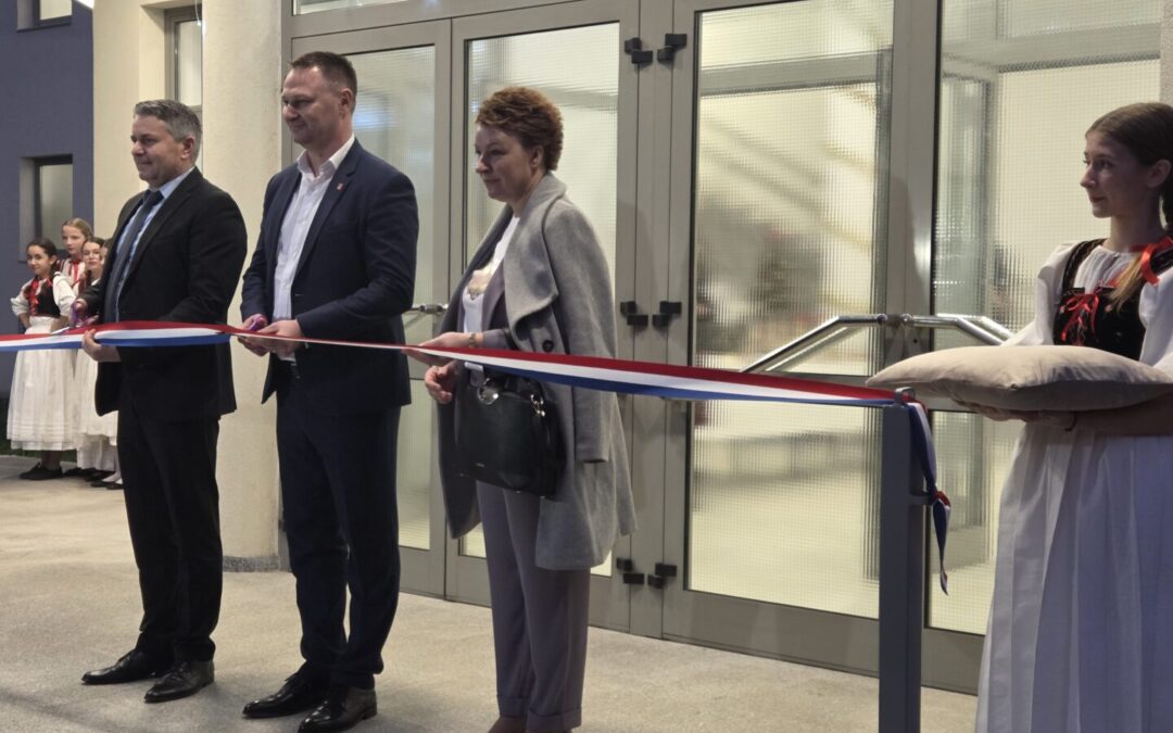 Svečano otvorenje dvorane i božićna priredba učenika